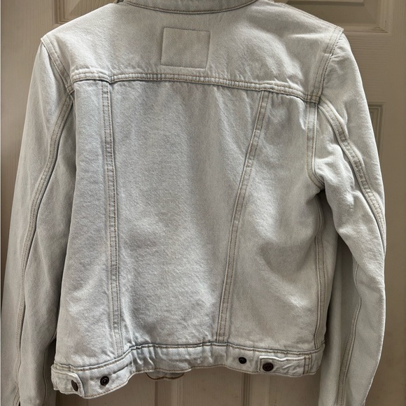 Levi's Light Blue Denim Jacket with Cream Sherpa Lining - Picture 5 of 5